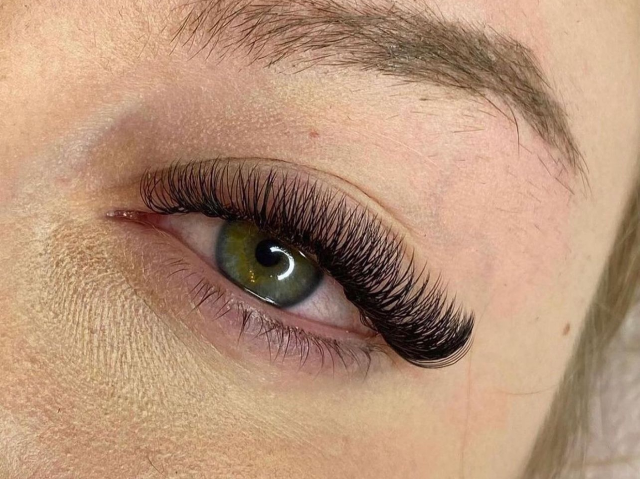 5 Gründe, warum die Wimpernextension der Kundin schnell ausfallen können